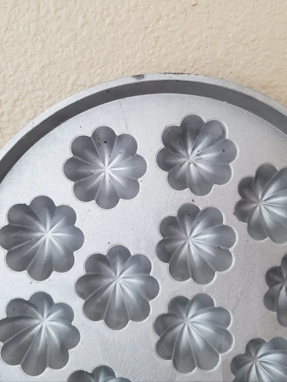 Kanom krok Thai coconut pancake aluminum 12-cavity flower round mold w/ lid